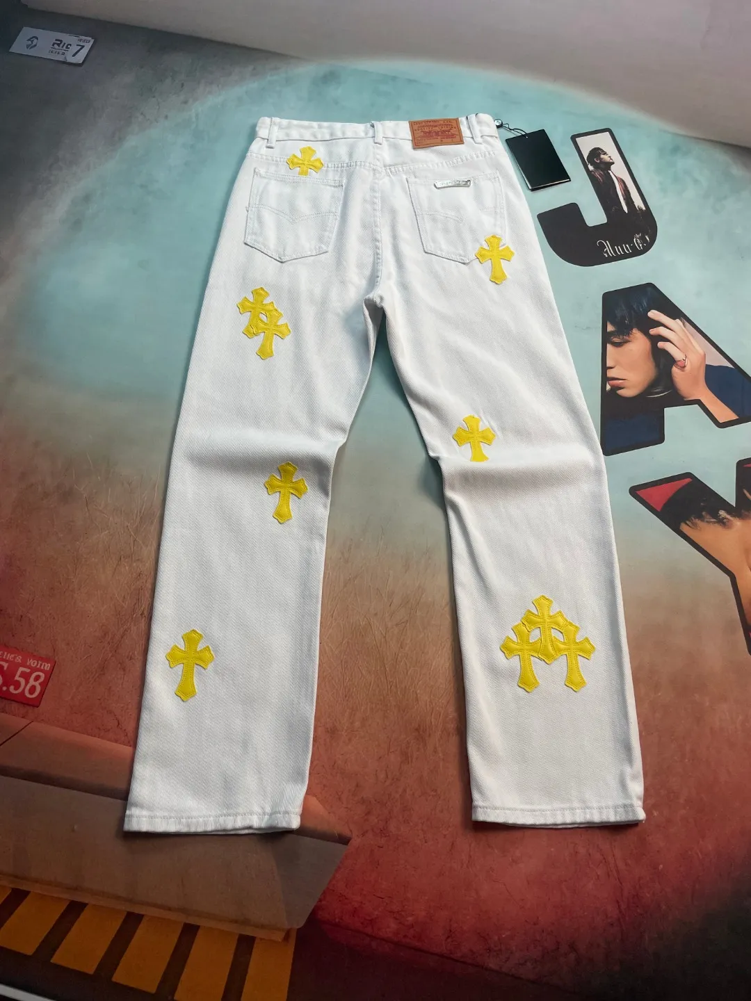 🅿️240 🔘Style number-KL165 🔘Cro Heart𝐂𝐡𝐫𝐨𝐦𝐞 𝐇𝐞𝐚𝐫𝐭 White cow lemon yellow cross patch leather jeans* This is simply a dream item in the fashion world! It uses top-notch heavy-duty washing technology to give the white denim a full texture and full retro charm. The laser-cut cross in calfskin is the finishing touch of these pants. The lemon yellow is bright and eye-catching. When paired with white denim, it creates a unique fashion sparkle. The distressed silver hardware has ultra-fine details and a high-end feel. The straight version is even more unique. It has a great slimming effect on the upper body. It can be easily controlled regardless of body shape. The genderless trend takes off immediately! The design of these pants is unique, the details are superb, simple and elegant. The workmanship is also quite exquisite, the wiring is neat, and every small detail is handled just right. The high-end quality is completely different from ordinary products! The matching suggestions are as follows: Trendy street style: Wear a black loose hooded sweatshirt with a personalized fluorescent graffiti pattern on your upper body, then a black leather jacket by Croix Heart, and a pair of black high-top Converse or Balenciaga dad shoes on your feet. For accessories, you can choose a silver necklace and ring from Crow Heart, and then wear a black baseball cap. Walking on the street will definitely turn heads. Casual fashion style: wear a white cotton short-sleeved T-shirt inside, a light blue denim jacket on the outside, these Crouch jeans on the bottom, and a pair of white shoes, like Nike's Air Force 1. Wear a simple white backpack for daily outings and shopping, which is comfortable and fashionable. Personalized retro style: Choose a retro polka-dot shirt and tuck the shirt into your pants. Pair it with a pair of brown retro leather shoes or Martin boots with thick soles. Wearing a pair of round retro sunglasses, the overall look is unique and retro.  Size: S M L XL (28.30.32.34) Color: White